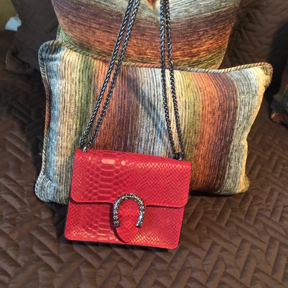 Crocodile Design RED Handbag (Paris) - Picture 11 of 14